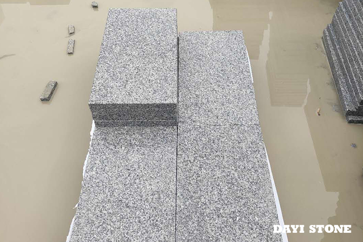 Paving Light Grey Granite G603-10 Top flamed bevelled 2mm others sawn 40x80x3cm Flat Pallet Packing - Dayi Stone